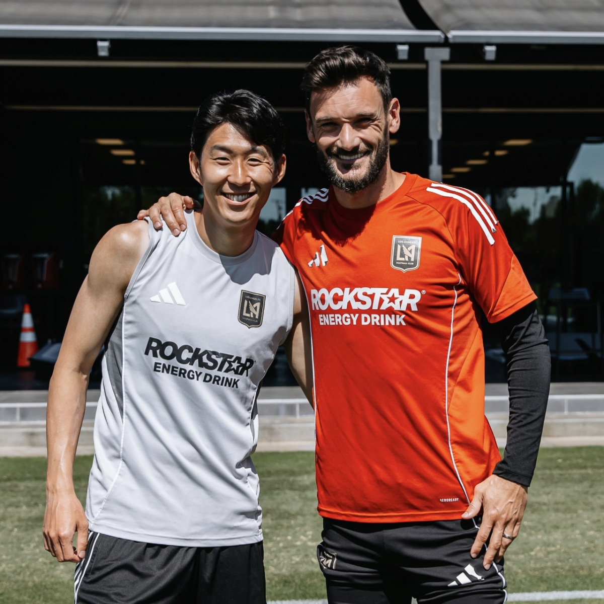 토트넘 홋스퍼 시절부터 함께한 위고 요리스(오른쪽)와 사진을 찍은 손흥민. /사진=LAFC 공식 사회관계망서비스(SNS)