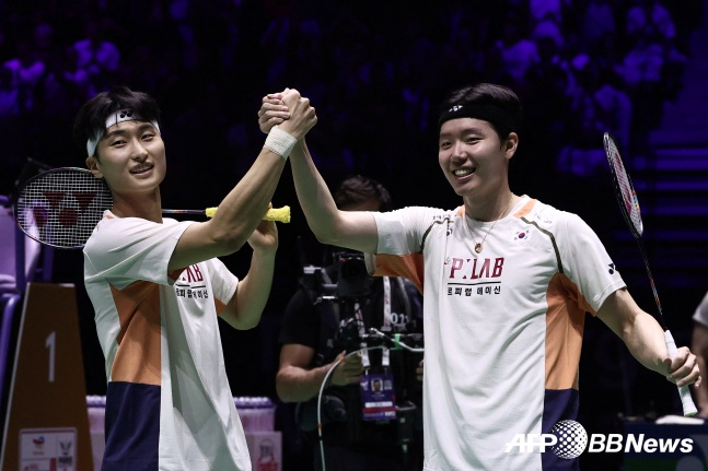 남자복식 세계랭킹 1위 김원호(왼쪽)-서승재 조가 1일(한국 시간) 프랑스 파리의 아디다스 아레나에서 열린 2025 세계개인배드민턴선수권 남자 복식 결승전에서 중국의 천보양-류이 조(11위)를 꺾고 우승을 차지했다. /AFPBBNews=뉴스1