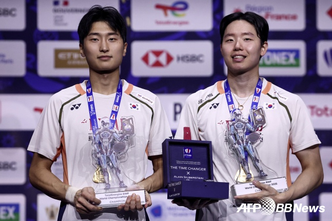 남자복식 세계랭킹 1위 김원호(왼쪽)-서승재 조가 1일(한국 시간) 프랑스 파리의 아디다스 아레나에서 열린 2025 세계개인배드민턴선수권 남자 복식 결승전에서 중국의 천보양-류이 조(11위)를 꺾고 우승을 차지했다. /AFPBBNews=뉴스1