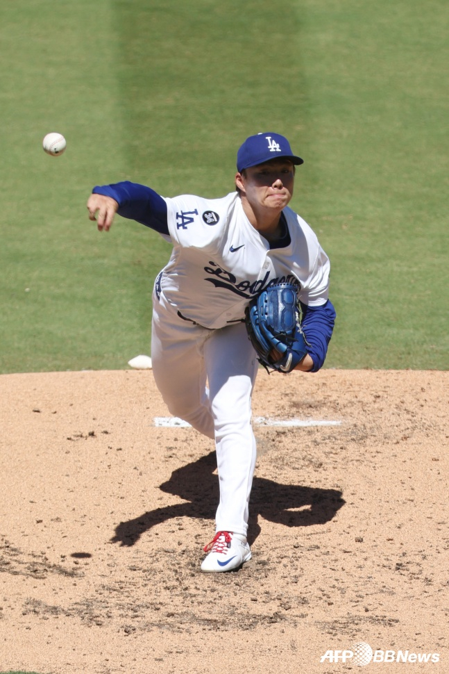 LAD 야마모토 요시노부가 1일(한국시간) 2025 MLB 정규시즌 애리조나와 홈경기에서 역투하고 있다. /AFPBBNews=뉴스1