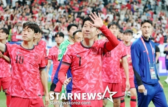 손흥민(가운데)이 지난 6월 10일 서울월드컵경기장에서 열린 한국 대 쿠웨이트의 국제축구연맹(FIFA) 2026 북중미 월드컵 아시아 3차 예선 B조 최종 10차전 승리 후 팬들에게 인사하고 있다. /사진=강영조 선임기자