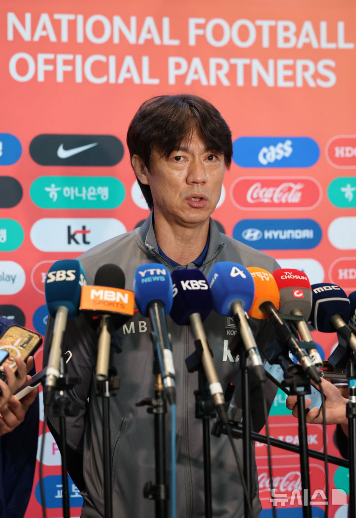 미국 출국 전 인터뷰하는 홍명보 한국 축구대표팀 감독. /사진=뉴시스