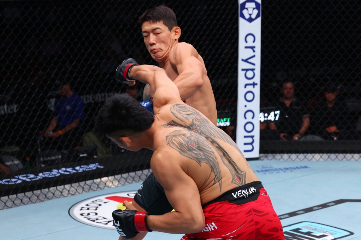 유주상이 제카 사라기의 훅을 피하고 있다. /사진=UFC 공식 제공