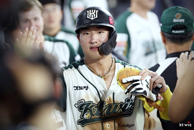8월 30일 KIA전 도중 더그아웃으로 복귀한 안현민. /사진=KT 위즈