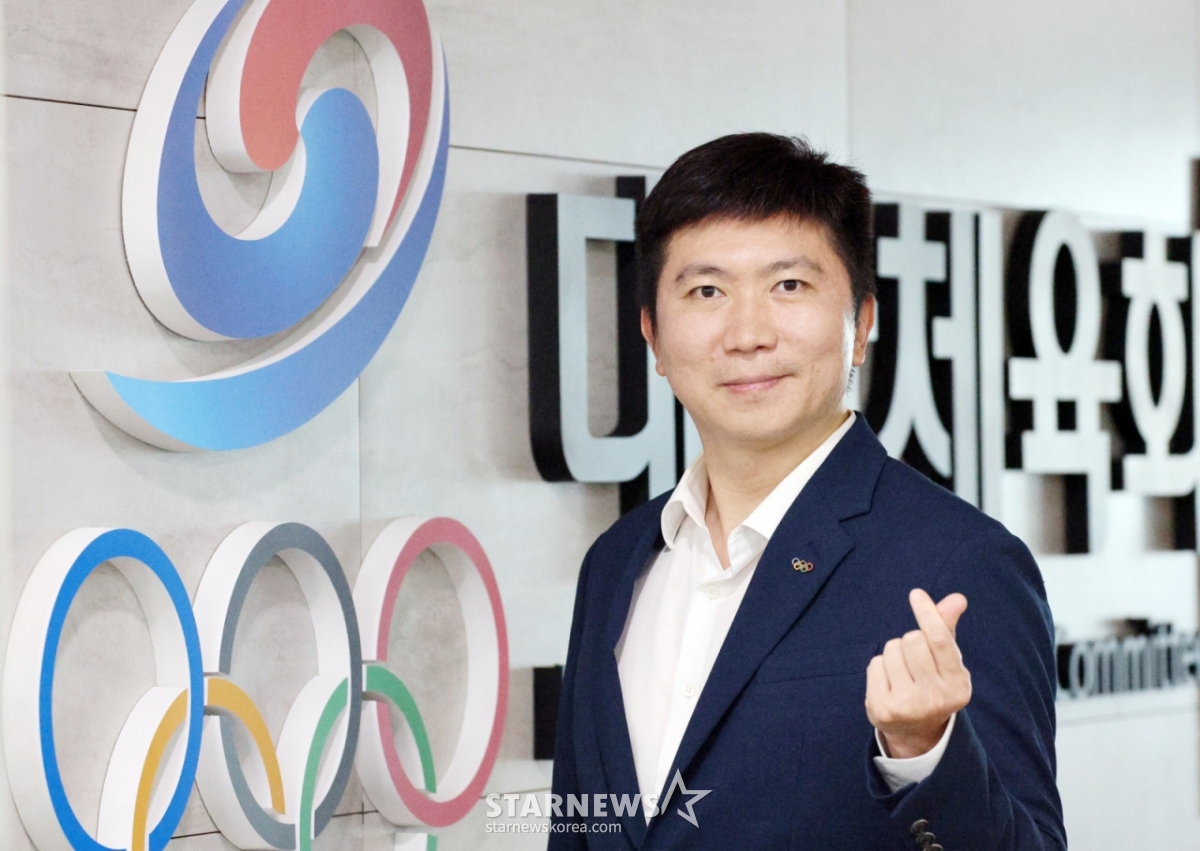 유승민 대한체육회장이 지난 8월 26일 서울 송파구 올림픽회관에서 스타뉴스와 인터뷰에 앞서 포즈를 취하고 있다. /사진=강영조 선임기자