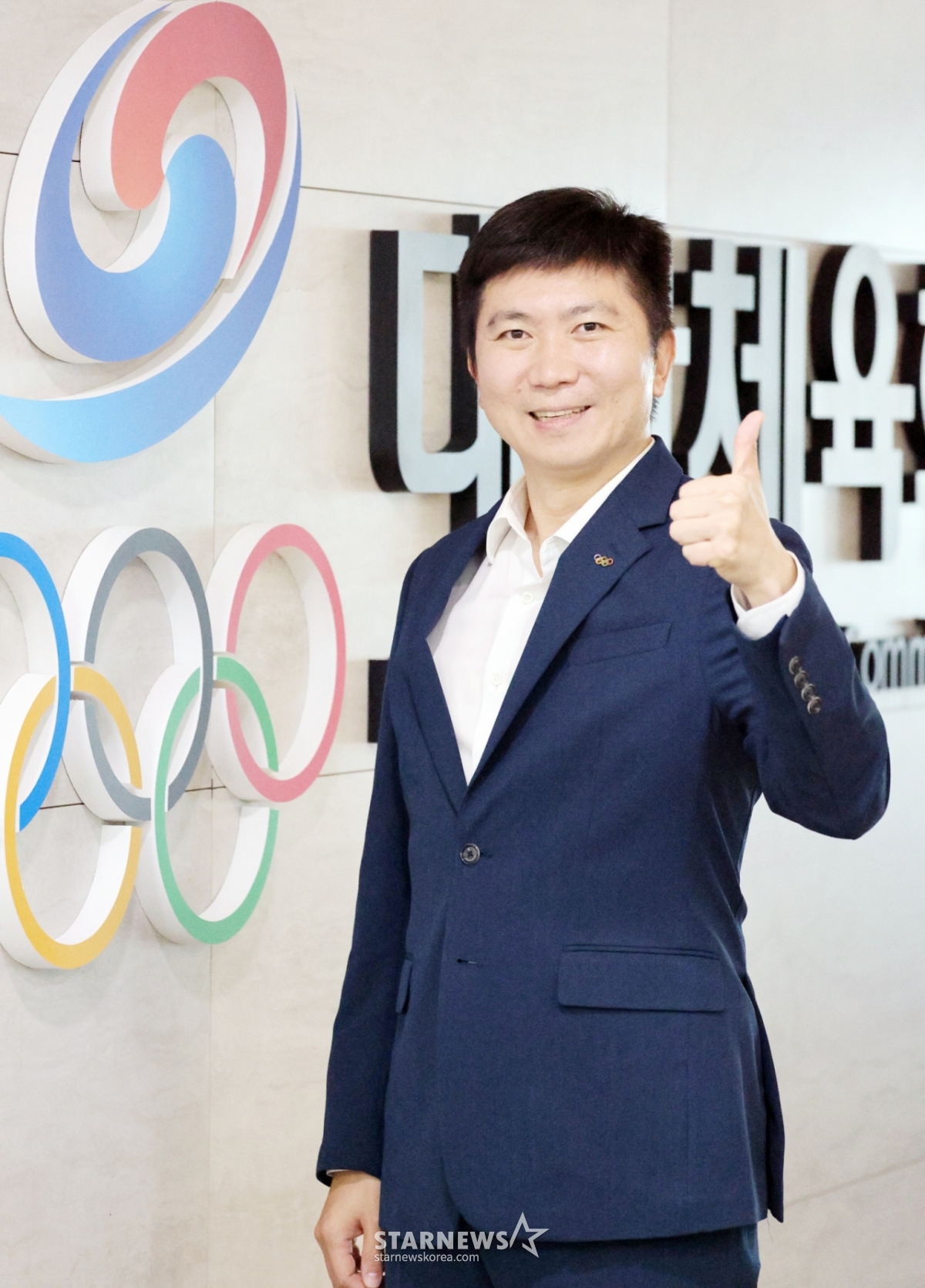 유승민 대한체육회장이 지난 8월 26일 서울 송파구 올림픽회관에서 스타뉴스와 인터뷰에 앞서 포즈를 취하고 있다. /사진=강영조 선임기자