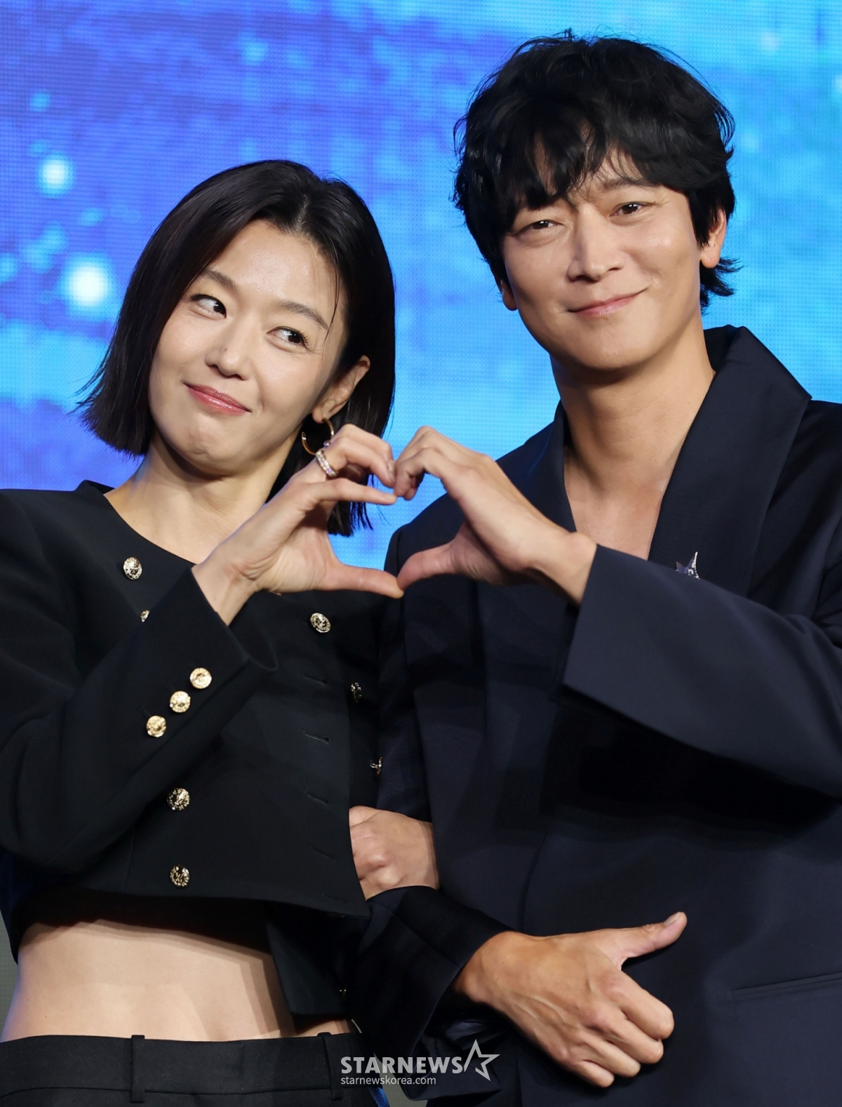 배우 전지현, 강동원이 2일 오전 서울 포시즌스 호텔에서 진행된 디즈니+ 오리지널 시리즈 '북극성' 제작발표회에 참석해 포즈를 취하고 있다. 유엔대사로서 국제적 명성을 쌓아온 문주(전지현)가 대통령 후보 피격 사건의 배후를 쫓는 가운데, 그녀를 지켜야만 하는 국적불명의 특수요원 산호(강동원)와 함께 한반도를 위협하는 거대한 진실을 마주하는 첩보 멜로 시리즈 '북극성'은 오는 10일 공개된다. /2025.09.10 /사진=이동훈 photoguy@