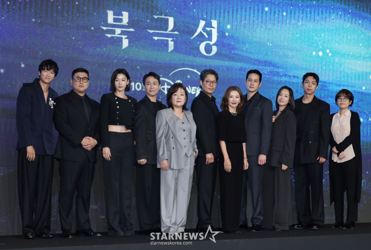 배우 강동원, 허명행 감독, 배우 전지현, 오정세, 김해숙, 유재명, 이미숙, 박해준, 이상희, 주종혁, 김희원 감독이 2일 오전 서울 포시즌스 호텔에서 진행된 디즈니+ 오리지널 시리즈 '북극성' 제작발표회에 참석해 포즈를 취하고 있다. 유엔대사로서 국제적 명성을 쌓아온 문주(전지현)가 대통령 후보 피격 사건의 배후를 쫓는 가운데, 그녀를 지켜야만 하는 국적불명의 특수요원 산호(강동원)와 함께 한반도를 위협하는 거대한 진실을 마주하는 첩보 멜로 시리즈 '북극성'은 오는 10일 공개된다. /2025.09.10 /사진=이동훈 photoguy@