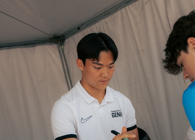벨기에 현지 팬에게 사인을 해주는 오현규의 모습. /사진=헹크 공식 SNS