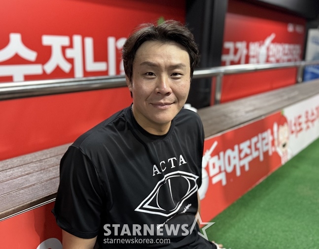 NC 박세혁이 2일 수원 KT전 승리 후 취재진과 인터뷰를 하고 있다. /사진=NC 다이노스 제공