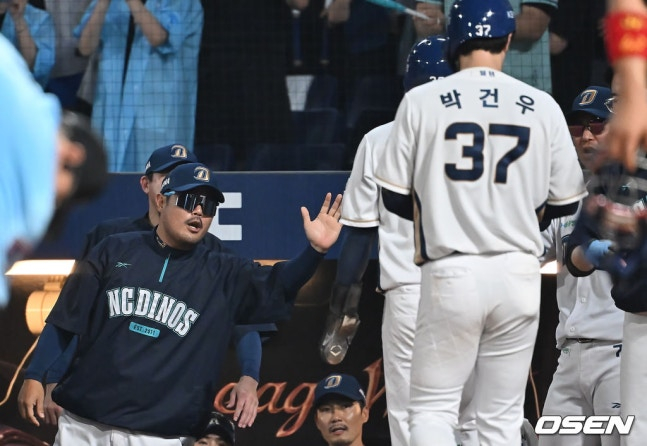 NC 이호준 감독(왼쪽)과 박건우.