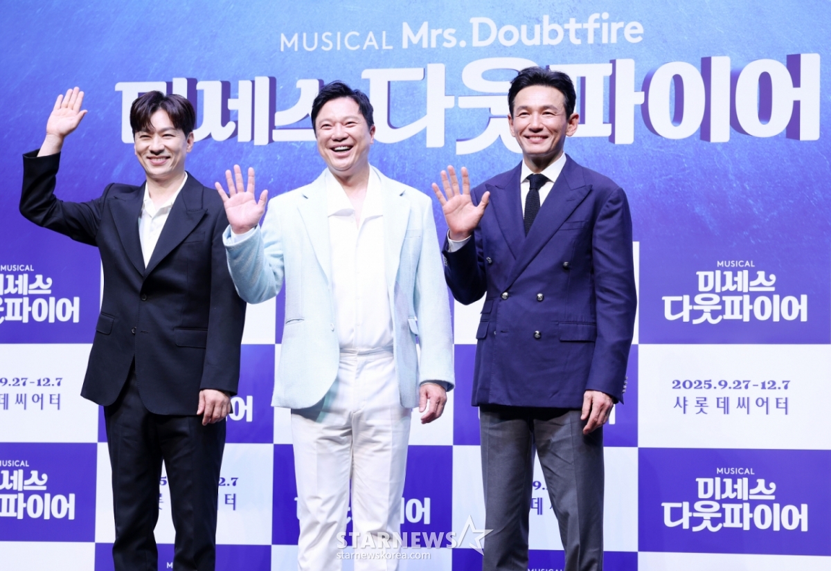 배우 정상훈, 정성화, 황정민이 2일 서울 서대문구 이화여자대학교 삼성홀에서 진행된 뮤지컬 '미세스 다웃파이어' 제작발표회에 참석해 포즈를 취하고 있다. /2025.09.02 /사진=김휘선 hwijpg@