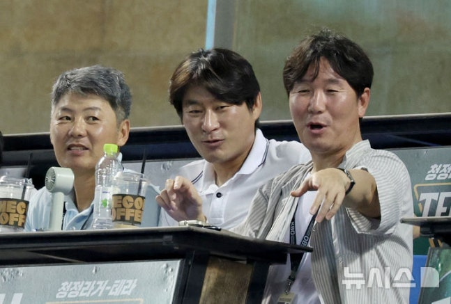 지난 7월 29일 잠실야구장에서 열린 LG 트윈스와 KT 위즈 경기를 관람하고 있는 김원형 국가대표팀 투수코치(왼쪽부터), 강인권 국가대표팀 수석코치, 류지현 대표팀 감독. /사진=뉴시스