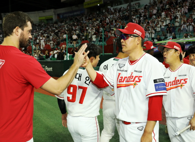 앤더슨(왼쪽)이 승리 후 이숭용 감독과 하이파이브를 하고 있다. /사진=SSG 랜더스 제공