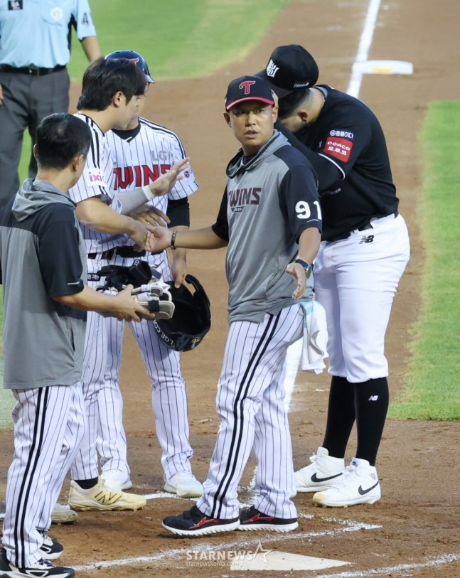 KT 헤이수스가 7월 31일 잠실 LG전에서 3회 손용준에게 헤드샷을 던진 뒤 사과하고 있다. /사진=김진경 대기자