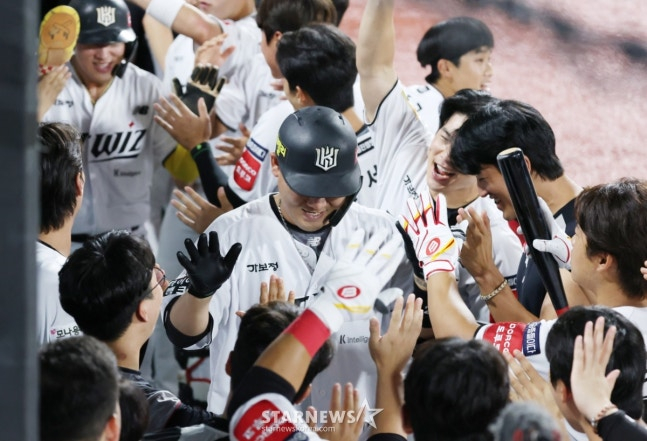 KT 장성우(가운데)가 3일 수원 롯데전에서 6회 연타석 홈런을 기록한 후 동료들의 축하를 받고 있다. /사진=김진경 대기자