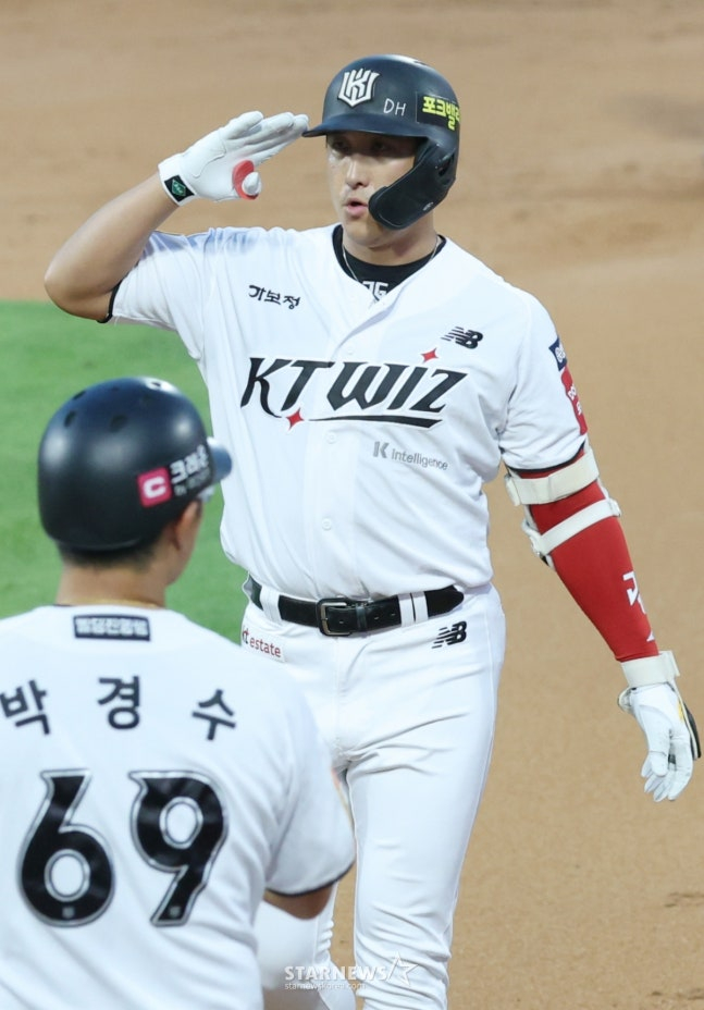 KT 황재균이 3일 수원 롯데전에서 1회말 2타점 적시타 후 세리머니를 하고 있다. /사진=김진경 대기자