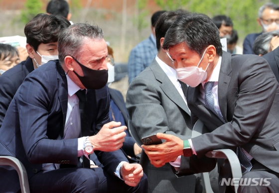 2022년 4월 29일 충남 천안시 입장면 가산리에서 열린 대한민국 축구종합센터 착공식에서 정몽규(오른쪽) 대한축구협회장과 파울루 벤투 국가대표 감독이 대화하고 있다. /사진=뉴시스