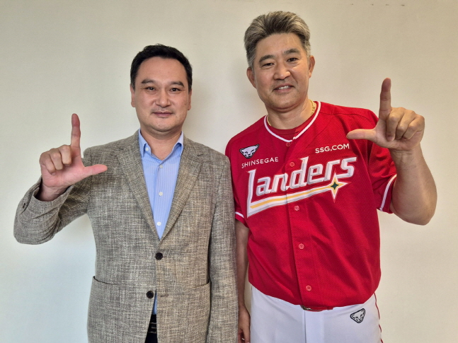 SSG 랜더스 이숭용 감독(오른쪽)이 3일 재계약 후 김재섭 대표이사와 기념 촬영을 하고 있다. /사진=SSG 랜더스 제공