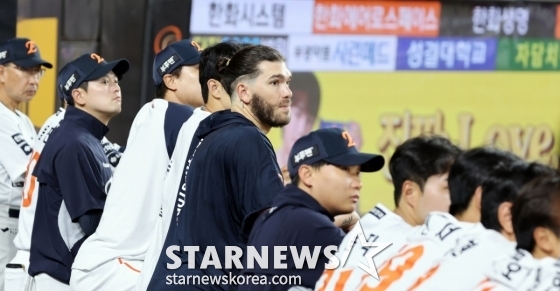KBO 한 시즌 최다 탈삼진 기록을 경신한 폰세가 3일 대전 한화생명 볼파크에서 열린 2025 KBO리그 한화 이글스와 NC 다이노스 경기를 지켜보고 있다. /사진=강영조 선임기자