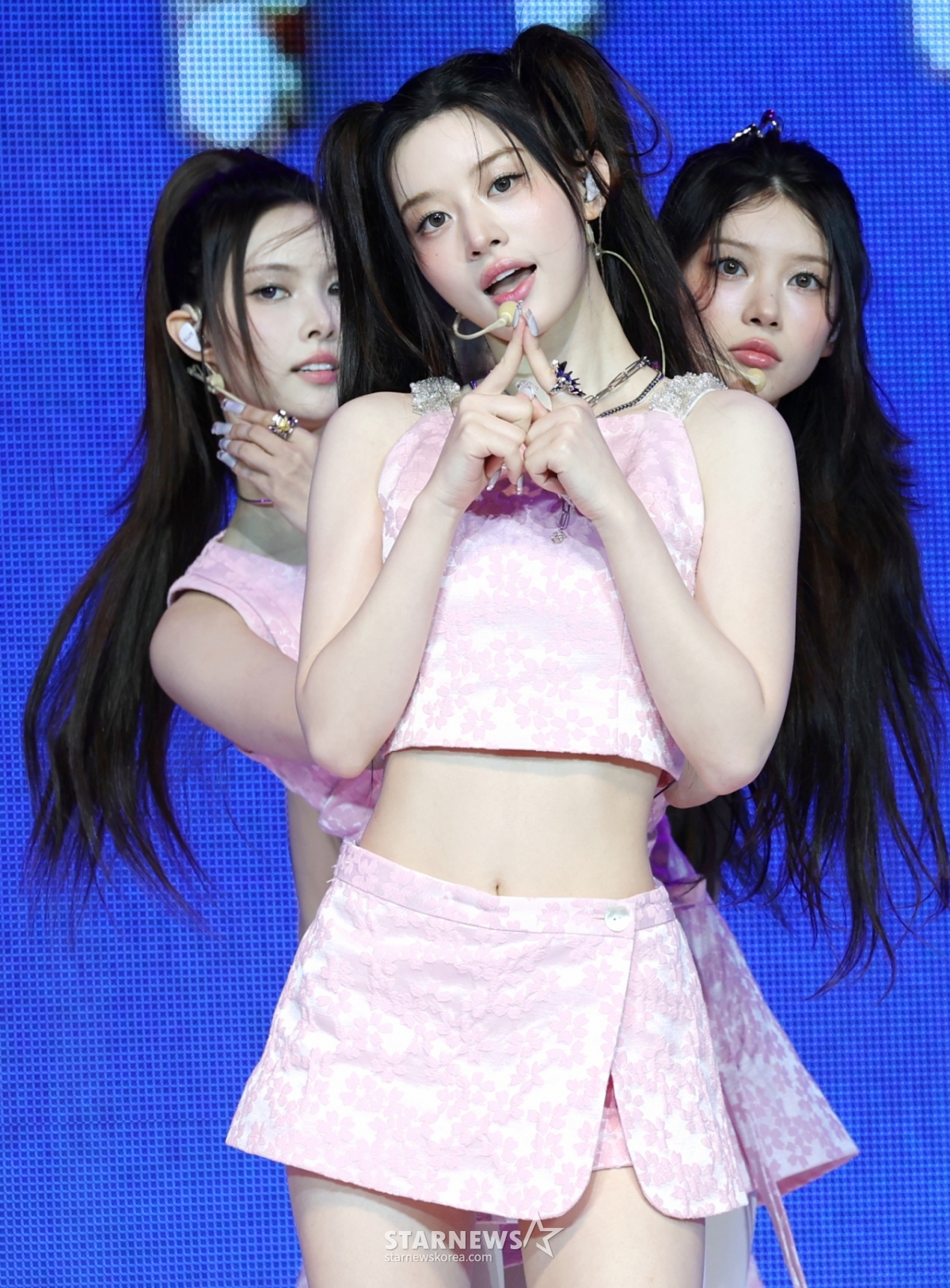 (서울=뉴스1) 권현진 기자 = 그룹 아일릿의 윤아(왼쪽부터)와 민주, 모카가 16일 오후 서울 광진구 광장동 예스24 라이브홀에서 가진 세 번째 미니앨범 'bomb' 발매 기념 쇼케이스에 참석해 타이틀 곡 ‘빌려온 고양이’를 선보이고 있다. 2025.6.16/뉴스1 Copyright © 뉴스1. All rights reserved. 무단 전재 및 재배포, AI학습 이용 금지. /사진=(서울=뉴스1) 권현진 기자