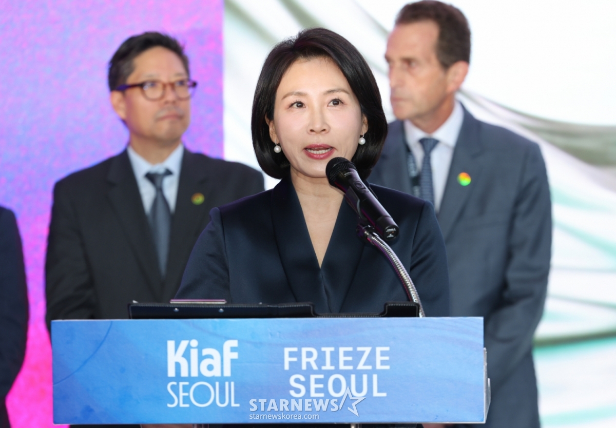 [서울=뉴시스] 황준선 기자 = 이재명 대통령 부인 김혜경 여사가 3일 서울 강남구 코엑스에서 열린 국내최대 아트페어 '키아프 서울(Kiaf SEOUL)'과 세계 3대 아트페어 '프리즈 서울(FRIEZE SEOUL)' 개막식에 참석해 축사를 하고 있다. 2025.09.03. hwang@newsis.com /사진=황준선