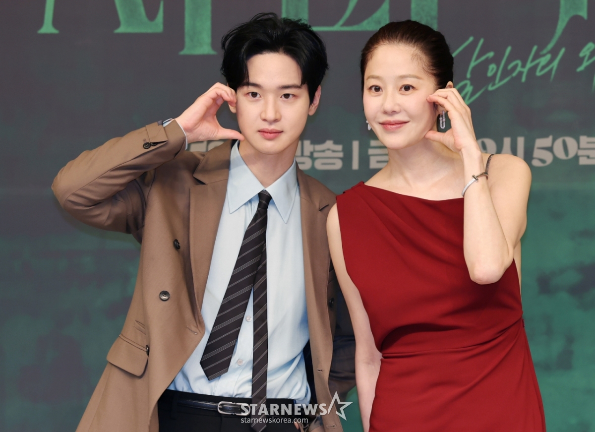 배우 장동윤, 고현정이 4일 오전 서울 양천구 SBS 목동사옥에서 진행된 SBS 금토드라마 '사마귀: 살인자의 외출' 제작발표회에 참석해 포즈를 취하고 있다. 잔혹한 연쇄살인마 ‘사마귀’가 잡힌지 20년이 지나 모방범죄가 발생하고, 이 사건 해결을 위해 한 형사가 평생을 증오한 ‘사마귀’인 엄마와 예상 못한 공조수사를 펼치며 벌어지는 고밀도 범죄 스릴러 '사마귀: 살인자의 외출'은 오는 5일 첫 방송된다. /2025.09.04 /사진=이동훈 photoguy@