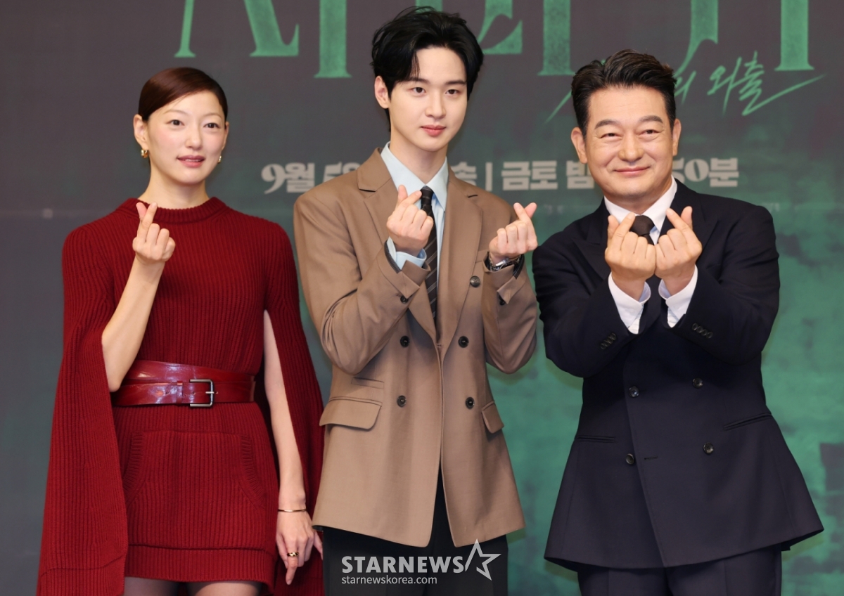 배우 이엘, 장동윤, 조성하가 4일 오전 서울 양천구 SBS 목동사옥에서 진행된 SBS 금토드라마 '사마귀: 살인자의 외출' 제작발표회에 참석해 포즈를 취하고 있다. 잔혹한 연쇄살인마 ‘사마귀’가 잡힌지 20년이 지나 모방범죄가 발생하고, 이 사건 해결을 위해 한 형사가 평생을 증오한 ‘사마귀’인 엄마와 예상 못한 공조수사를 펼치며 벌어지는 고밀도 범죄 스릴러 '사마귀: 살인자의 외출'은 오는 5일 첫 방송된다. /2025.09.04 /사진=이동훈 photoguy@