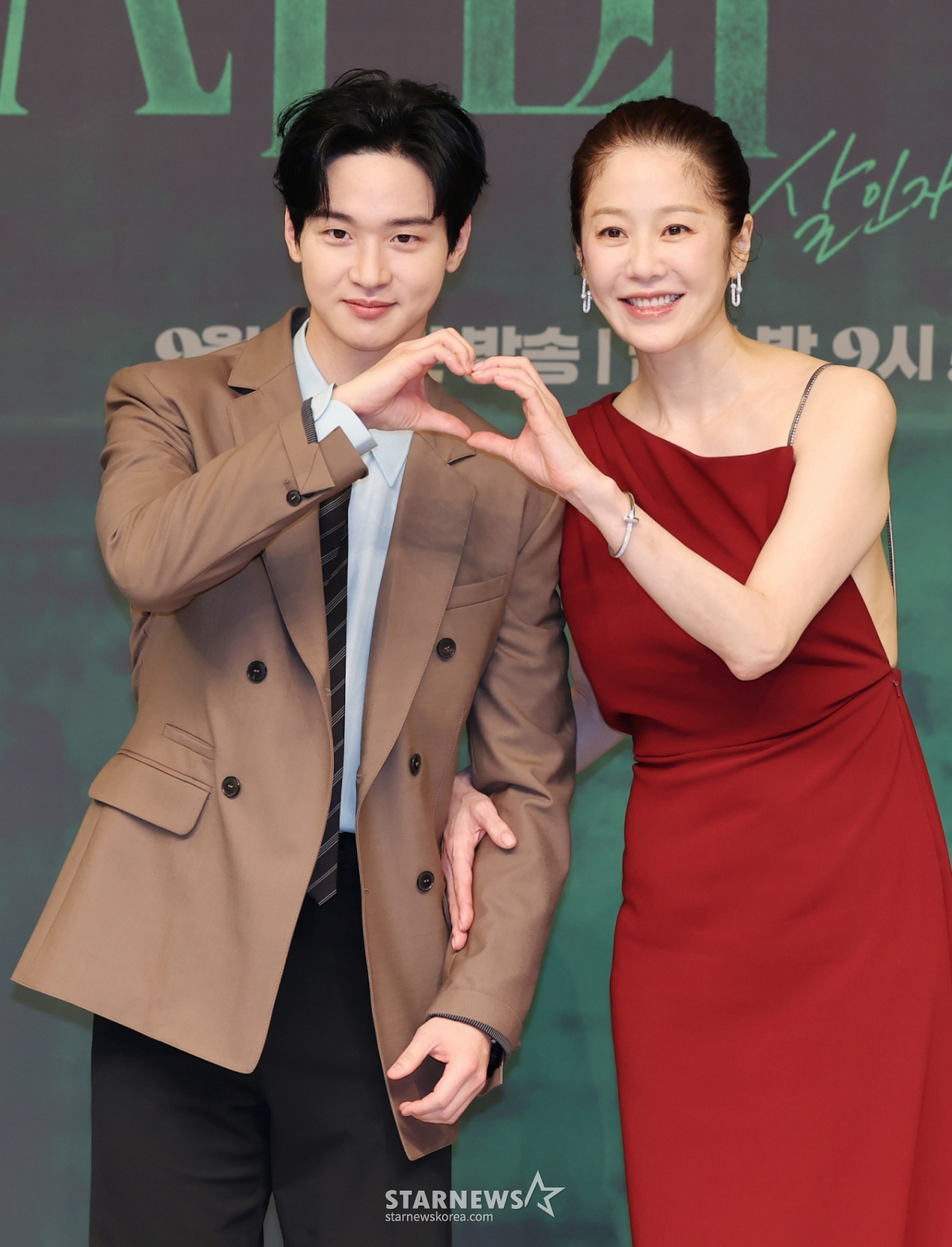 배우 장동윤, 고현정이 4일 오전 서울 양천구 SBS 목동사옥에서 진행된 SBS 금토드라마 '사마귀: 살인자의 외출' 제작발표회에 참석해 포즈를 취하고 있다. 잔혹한 연쇄살인마 ‘사마귀’가 잡힌지 20년이 지나 모방범죄가 발생하고, 이 사건 해결을 위해 한 형사가 평생을 증오한 ‘사마귀’인 엄마와 예상 못한 공조수사를 펼치며 벌어지는 고밀도 범죄 스릴러 '사마귀: 살인자의 외출'은 오는 5일 첫 방송된다. /2025.09.04 /사진=이동훈 photoguy@