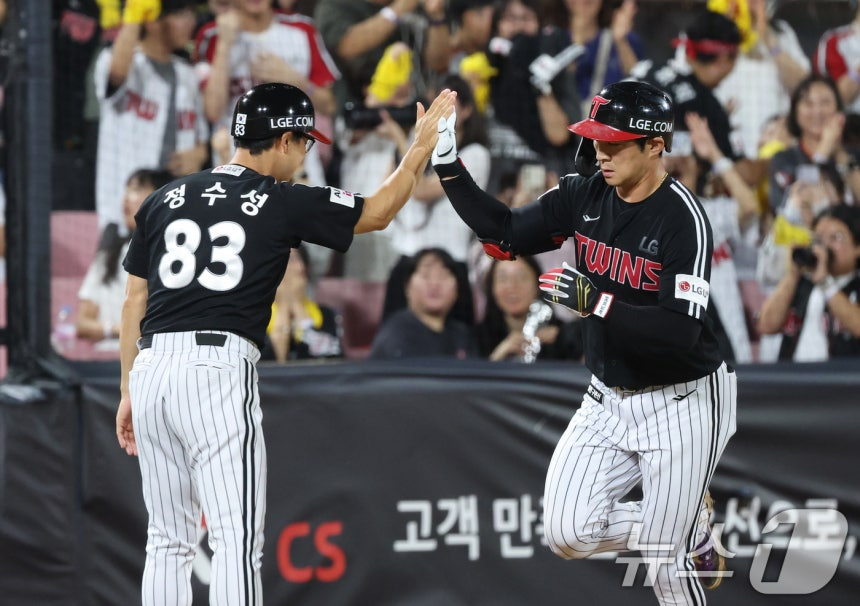 오지환이 3-3을 만드는 투런 홈런을 쏘아올리고 정수성 코치와 하이파이브를 하고 있다. /사진=뉴스1
