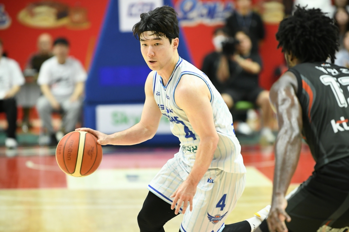 김낙현(왼쪽)이 드리블을 시도하고 있다. /사진=KBL 제공