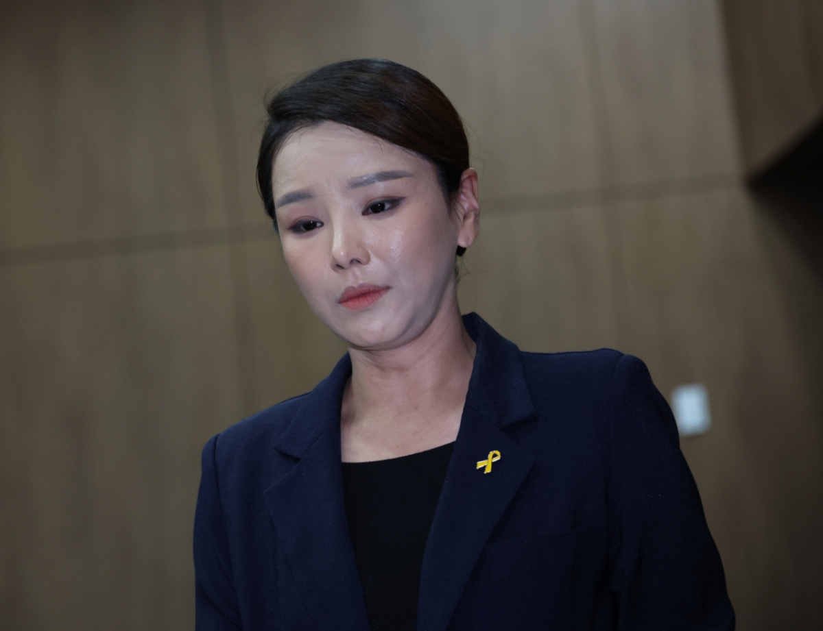 [서울=뉴시스] 김금보 기자 = 강미정 조국혁신당 대변인이 4일 서울 여의도 국회 소통관에서 당내 성비위 의혹과 관련한 탈당 기자회견을 하기위해 이동하고 있다. 2025.09.04. kgb@newsis.com /사진=김금보