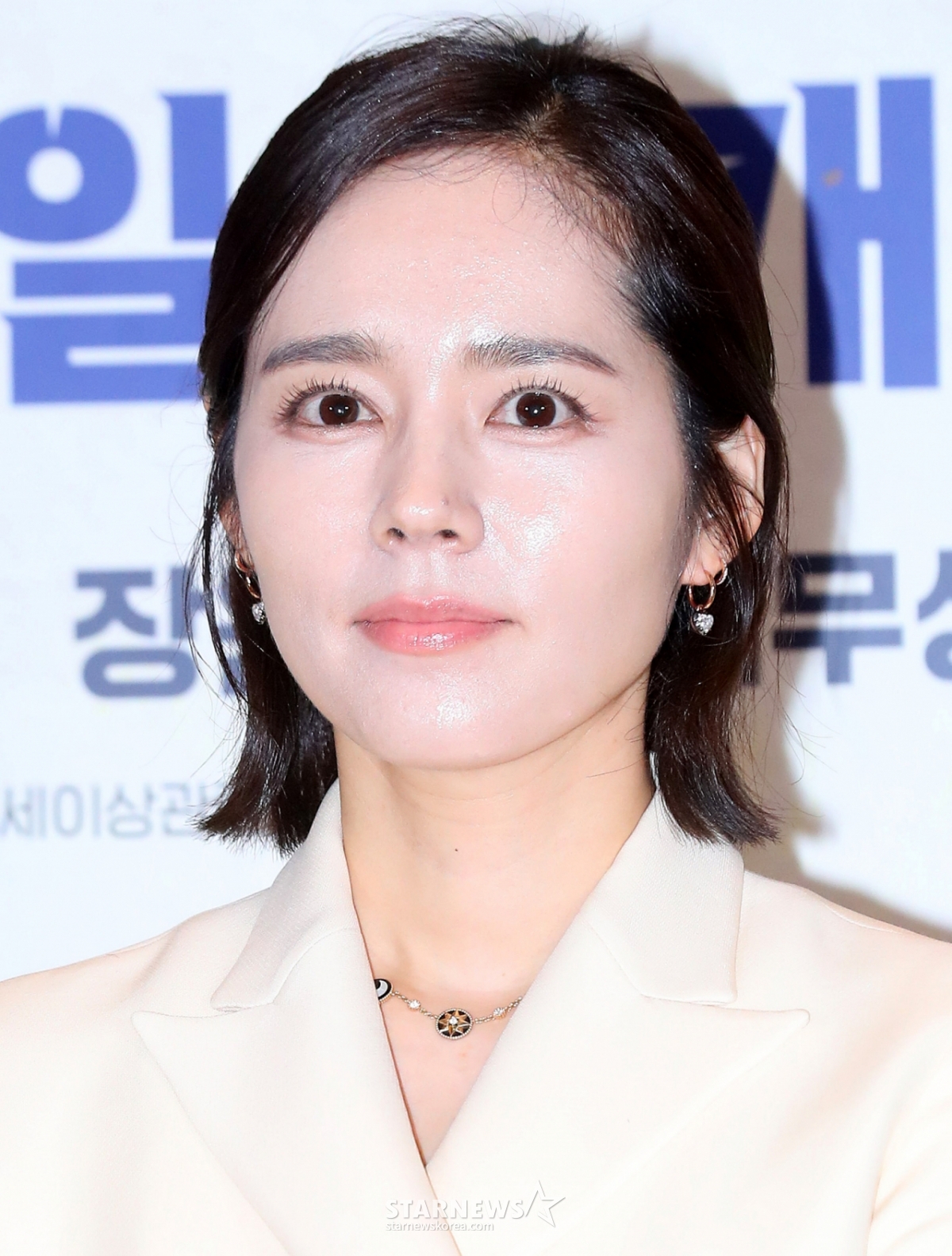 배우 한가인이 11일 오후 서울 용산구 아이파크몰 CGV에서 진행된 영화 '시민덕희' VIP시사회에 참석해 포즈를 취하고 있다. '시민덕희'는 보이스피싱을 당한 평범한 시민 덕희(라미란 분)에게 사기 친 조직원 재민(공명 분)의 구조 요청이 오면서 벌어지는 통쾌한 추적극이다. 오는 24일 개봉. 2024.01.11 /사진=김창현