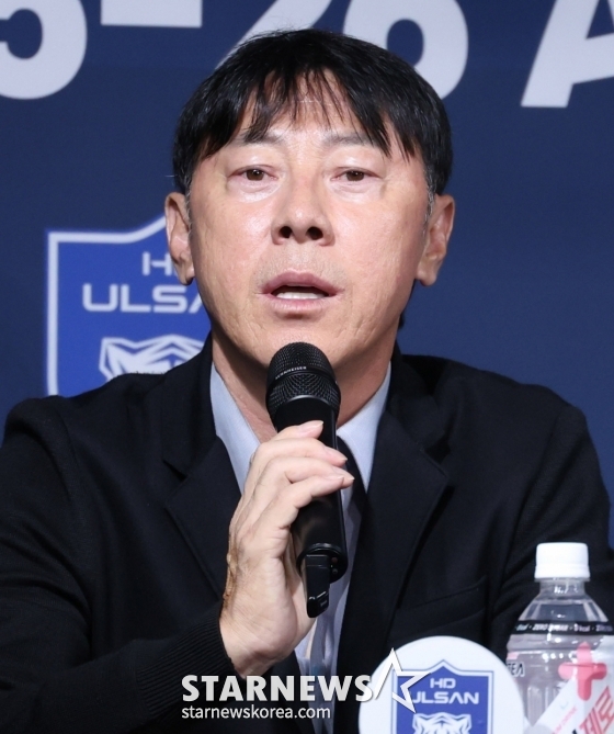 신태용 울산 HD 감독이  지난 4일 서울 종로구 축구회관에서 열린 '2025~2026 아시아축구연맹(AFC) 챔피언스리그 엘리트(ACLE), 챔피언스리그2(ACL2)'에 참가하는 K리그 4개팀 미디어데이에서 취재진 질문에 답하고 있다. /사진=김진경 대기자