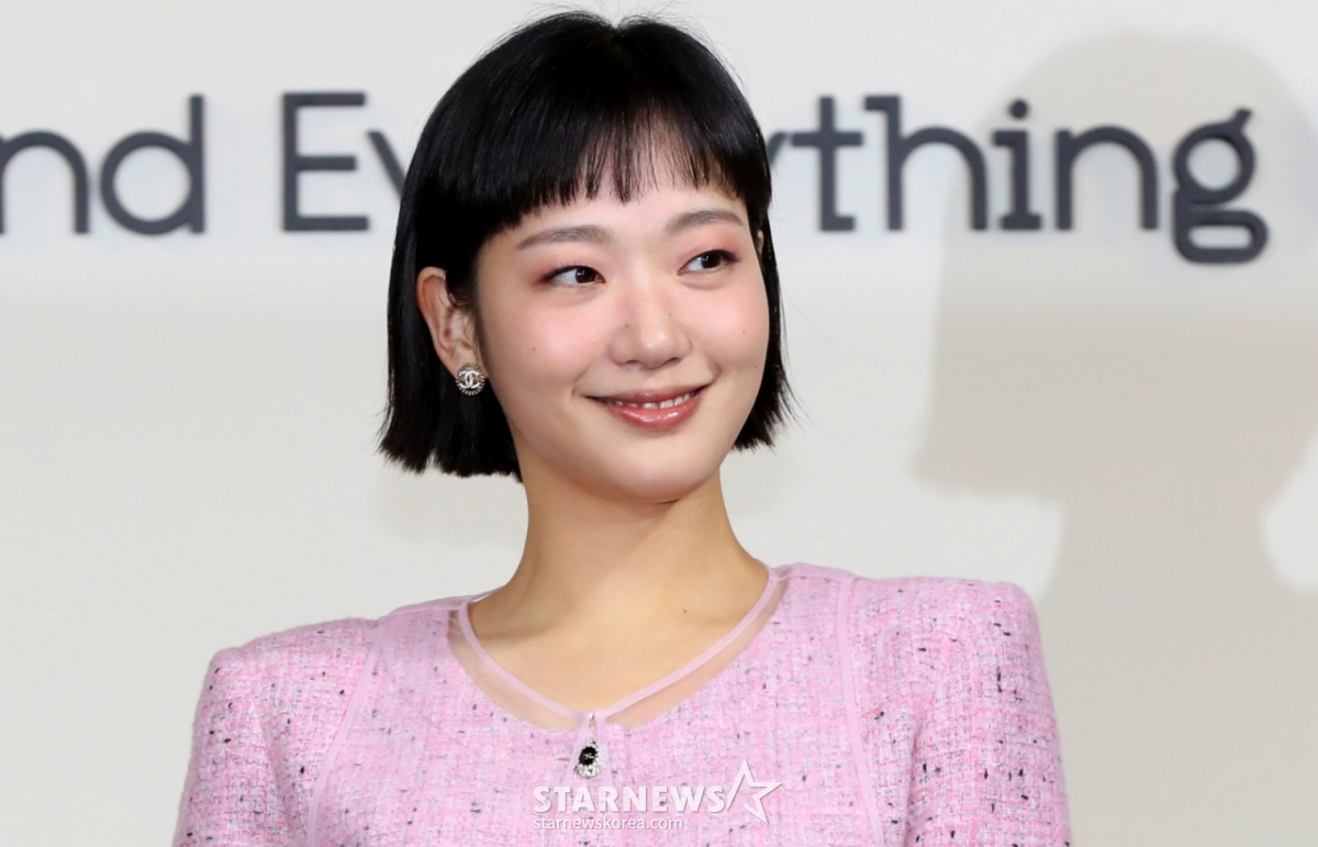 [서울=뉴시스] 김혜진 기자 = 배우 김고은이 5일 오전 서울 중구 앰버서더 서울 풀만 호텔에서 열린 넷플릭스 시리즈 '은중과 상연' 제작발표회에서 포즈를 취하고 있다.   '은중과 상연'은 매 순간 서로를 가장 좋아하고 동경하며, 또 질투하고 미워하며 일생에 걸쳐 얽히고설킨 두 친구, 은중과 상연의 모든 시간들을 마주하는 이야기. 오는 12일 공개된다. 2025.09.05. jini@newsis.com /사진=김혜진