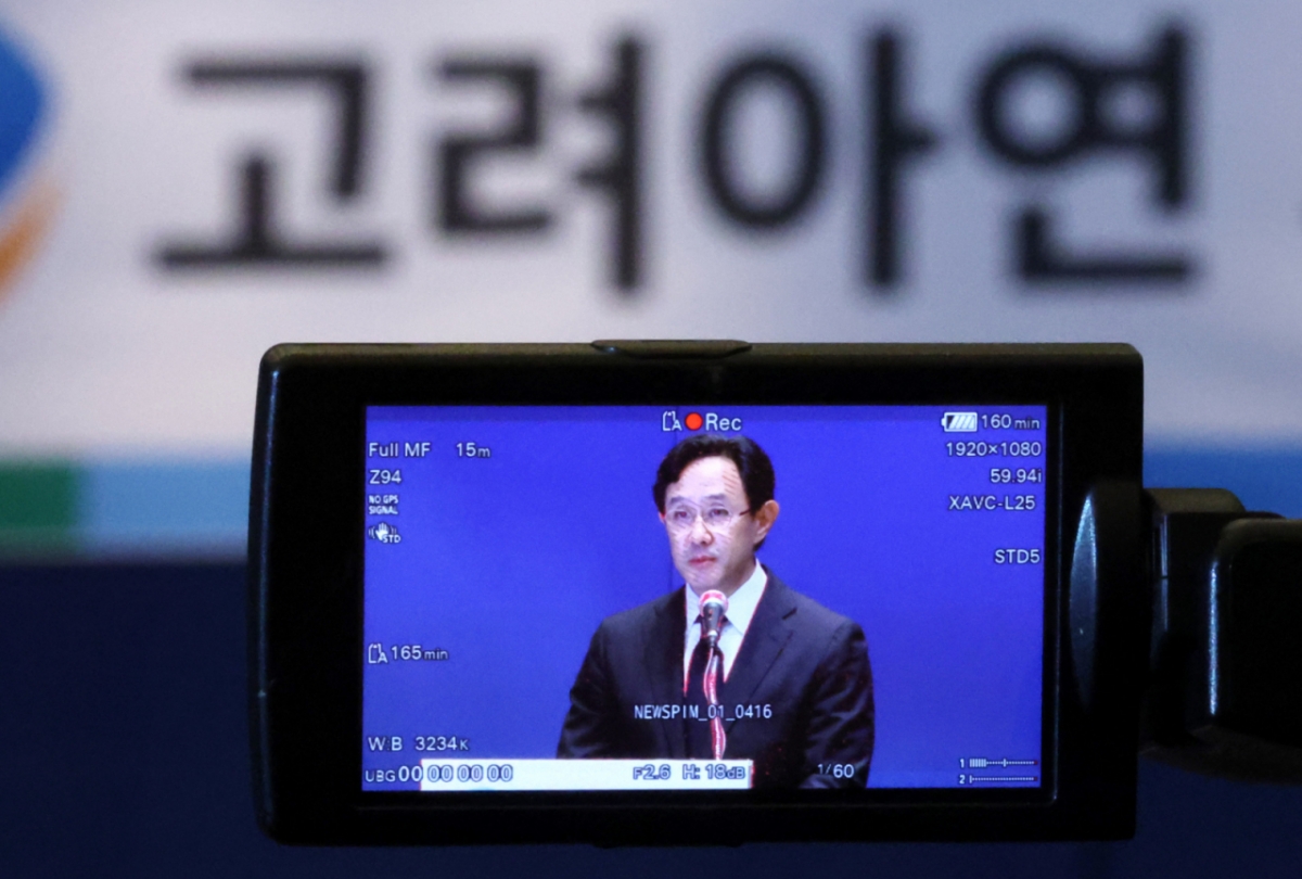 최윤범 고려아연 회장이 13일 서울 중구 대한상공회의소에서 '일반공모 유상증자 계획 철회' 등의 내용을 포함한 기자회견문을 낭독하고 있다. /사진제공=뉴시스