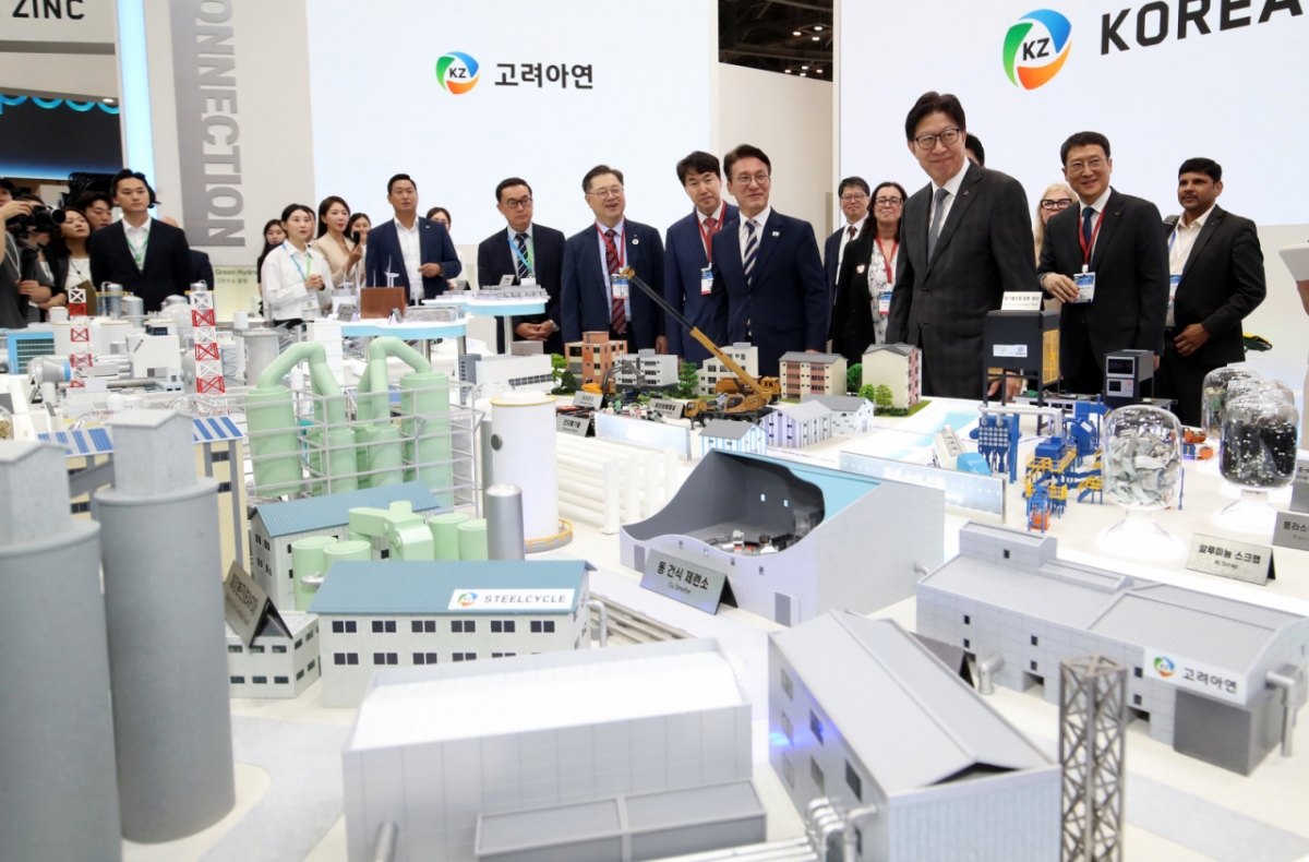 김민석 국무총리가 지난달 부산 해운대구 벡스코 제1전시장에서 열린 '2025 기후산업국제박람회(WCE)'에서 고려아연 부스를 둘러보고 있다. /사진제공=뉴스1