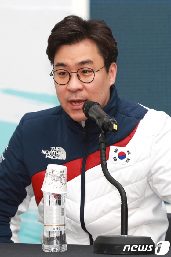 2018 평창 동계올림픽 쇼트트랙 남자 선수단 기자회견에서 취재진의 질문에 답하고 있는 김선태 감독. /사진-뉴스1