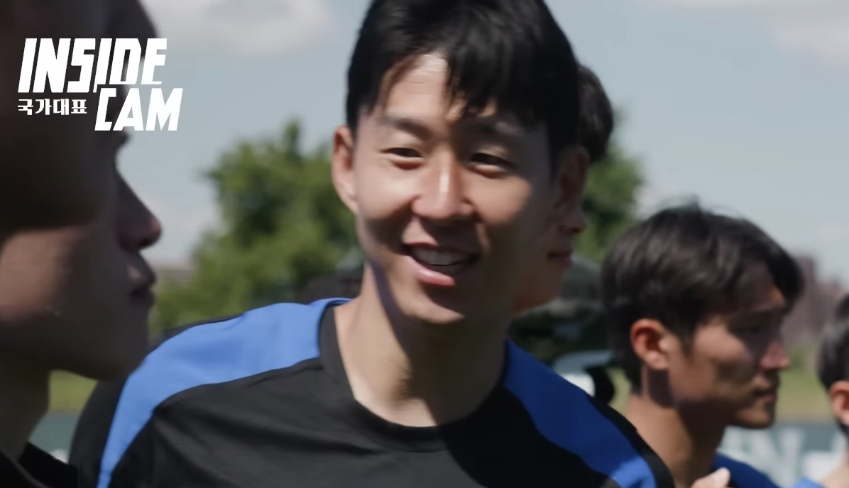동료들에게 이야기하는 손흥민. /사진=유튜브 채널 KFATV 영상 갈무리 