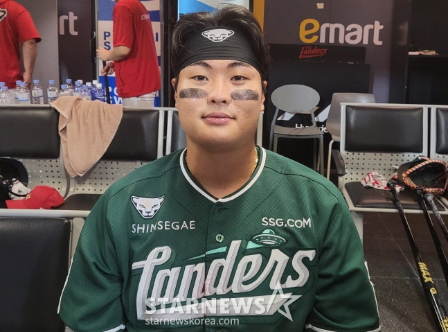 SSG 고명준이 5일 롯데전 연타석 홈런으로 승리를 이끈 뒤 취재진과 인터뷰를 하고 있다. /사진=안호근 기자