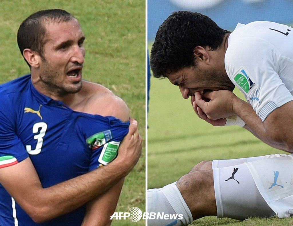 지난 2014 FIFA 브라질 월드컵 당시 루이스 수아레스에게 어깨를 물린 조르조 키엘리니(왼쪽)가 심판에게 물린 부위를 보여주며 어필하고 있다. 오른쪽은 키엘리니의 어깨를 깨문 뒤 치아 통증을 호소하고 있는 루이스 수아레스. /AFPBBNews=뉴스1