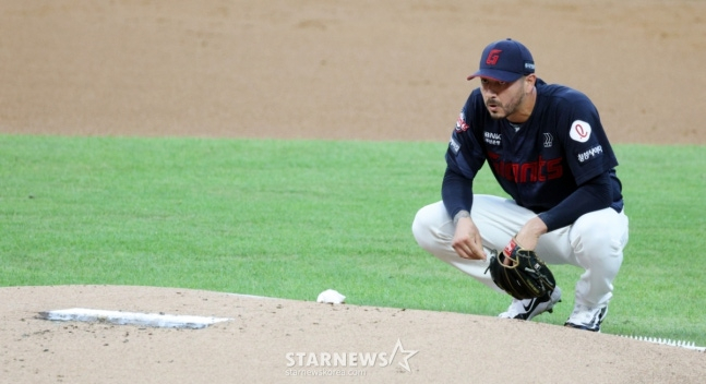 롯데 빈스 벨라스케즈가 5일 인천 SSG전에서 투구를 준비하고 있다. /사진=강영조 선임기자 
