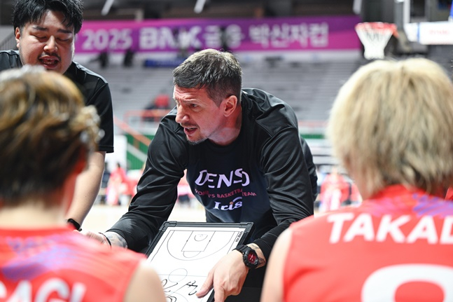 덴소 블라디미르 부크사노비치 감독. /사진=WKBL 제공 