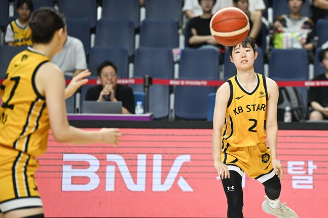 KB스타즈 강이슬(왼쪽)과 허예은. /사진=WKBL 제공 