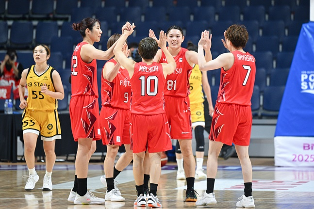 후지쯔 선수들이 득점 후 기뻐하고 있다. /사진=WKBL 제공 