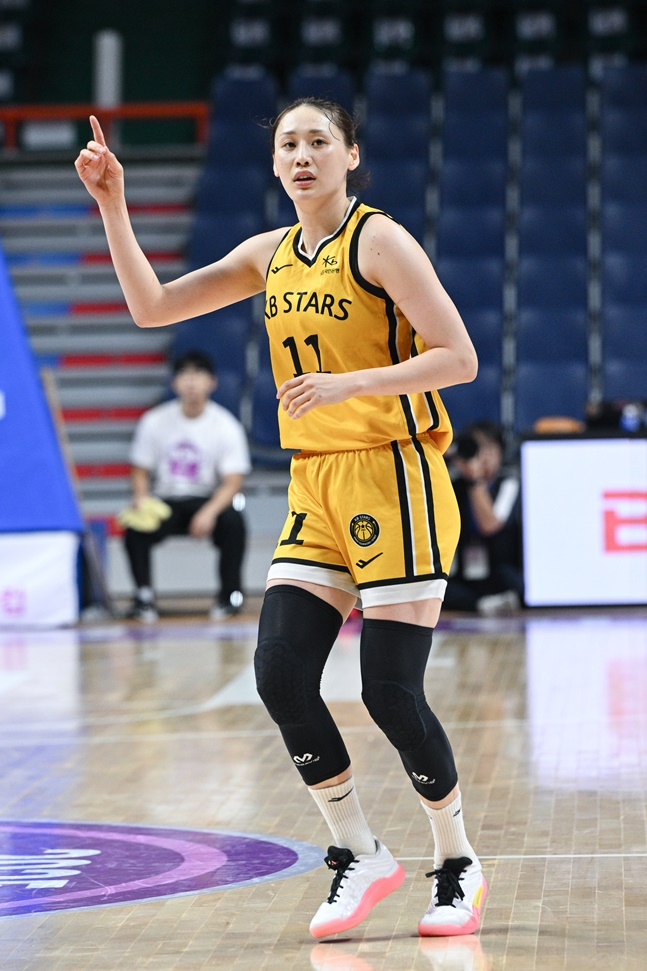 KB스타즈 강이슬이 후지쯔와 4강전에 나서고 있다. /사진=WKBL 제공 