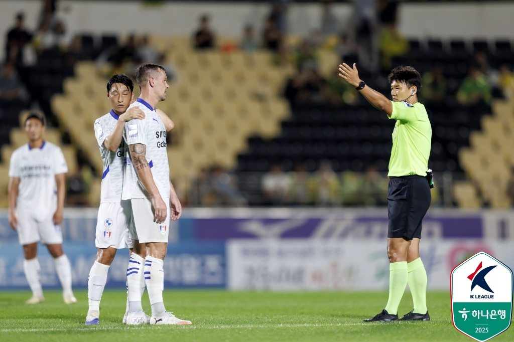 지난달 19일 전남 드래곤즈전에서 퇴장당하고 있는 수원 삼성 일류첸코. /사진=한국프로축구연맹 제공