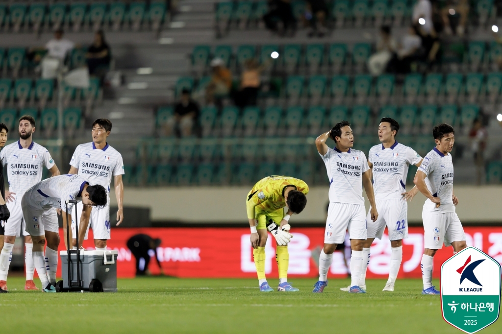 6일 부산 아이파크 원정 패배 후 아쉬워하고 있는 수원 삼성 선수들. /사진=한국프로축구연맹 제공