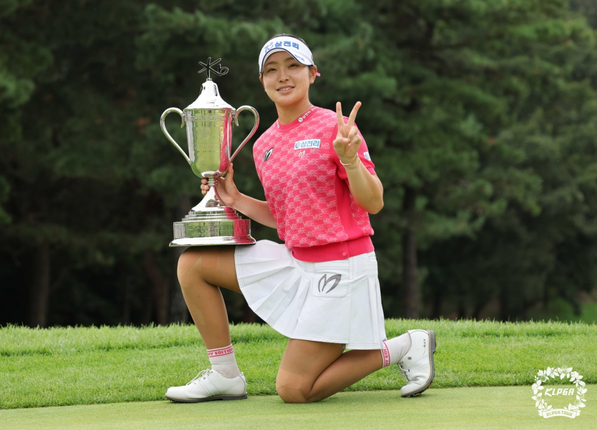 유현조가 우승 트로피와 함께 포즈를 취하고 있다. /사진=KLPGA 제공