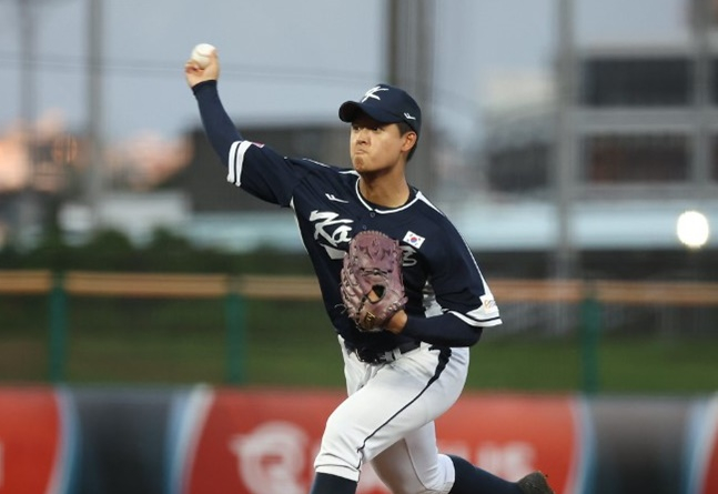 6일 일본을 상대로 선발 등판한 박준현이 공을 뿌리고 있다. /사진=WBSC 공식 홈페이지